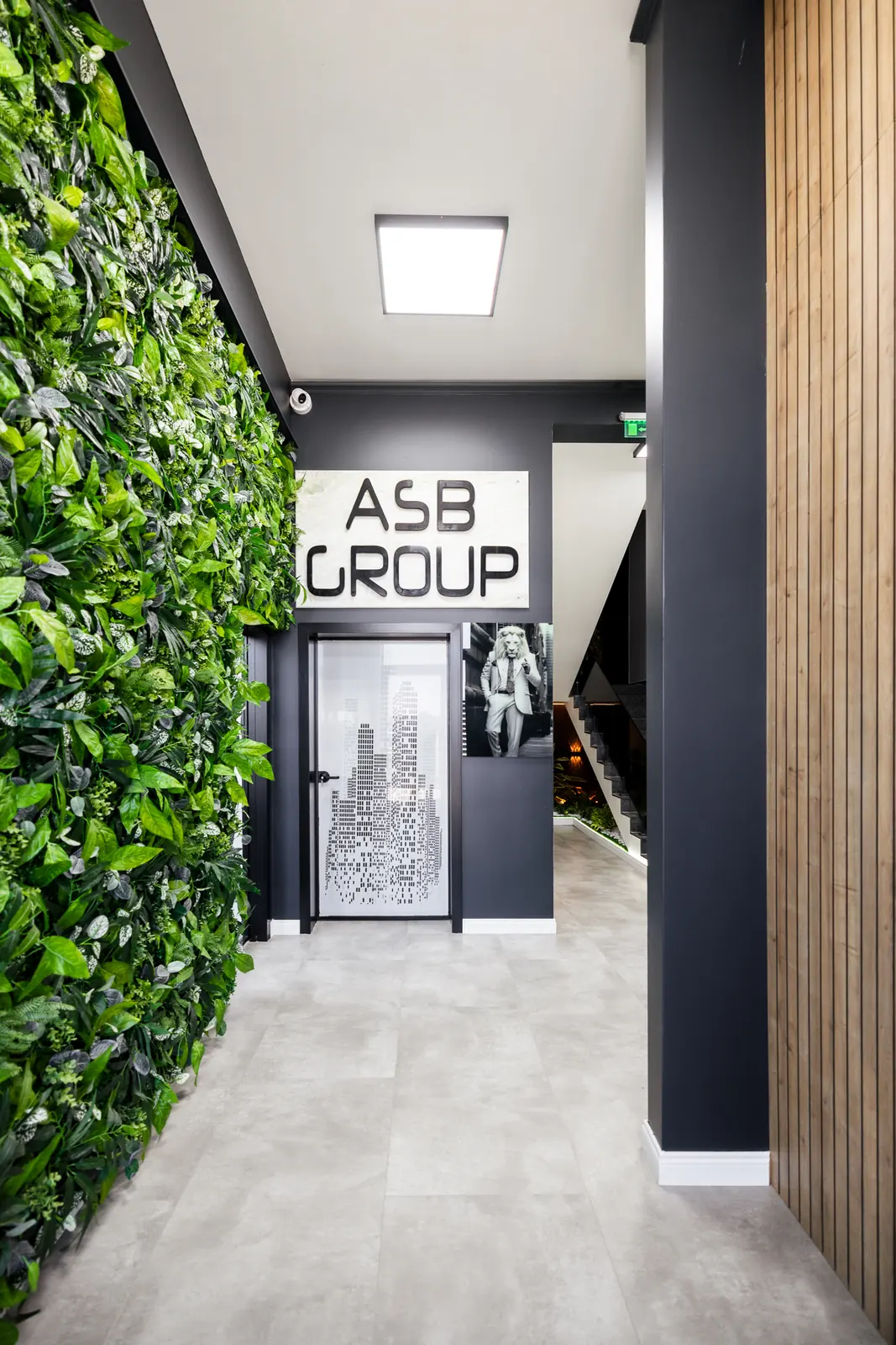 Коридорът със зелената стена в офиса на ASB Group